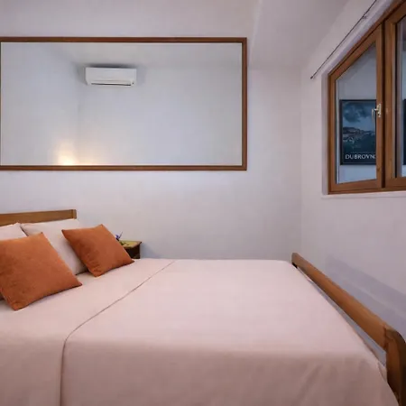 Intimate Nest On The For 2, Free Parking At The House Apartament